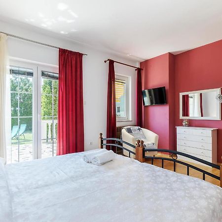 2 Bedroom Beautiful Apartment In Valtura Exterior foto