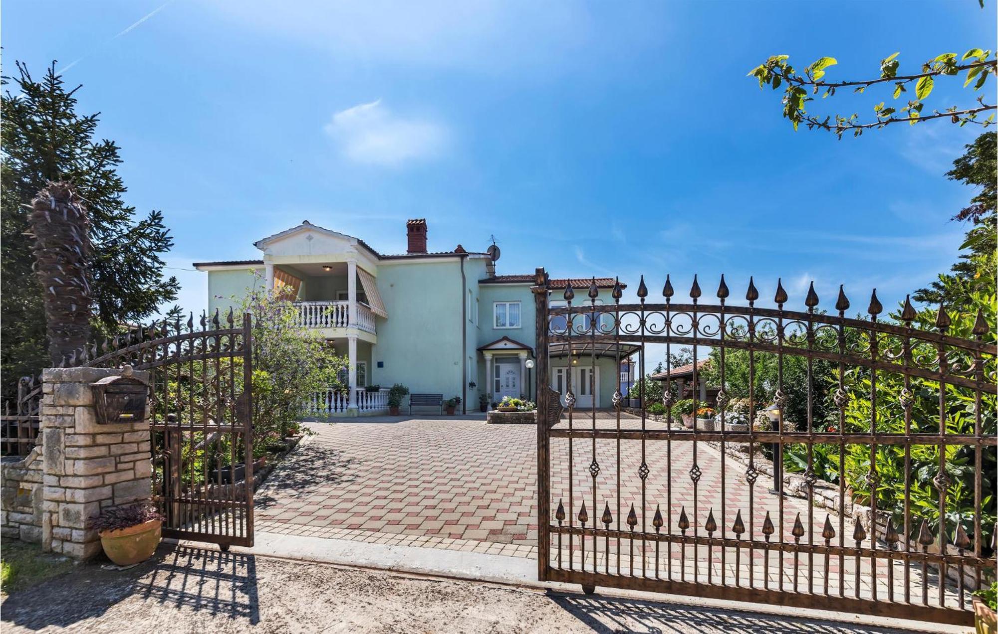 2 Bedroom Beautiful Apartment In Valtura Exterior foto