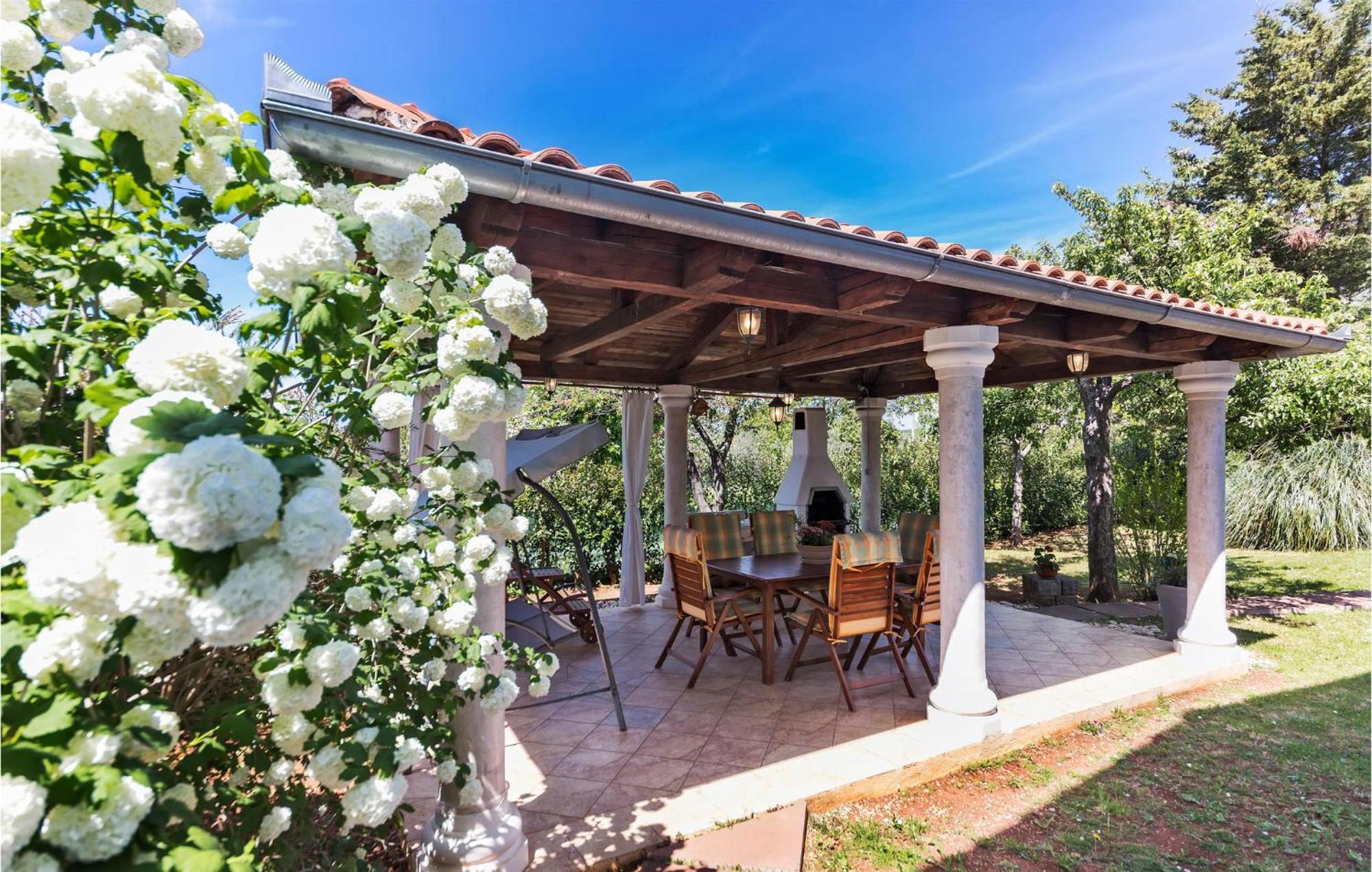 2 Bedroom Beautiful Apartment In Valtura Exterior foto